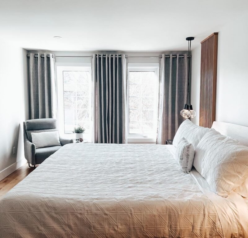 custom-blackout-drapes-bedroom-london-ontario-1-1024×770-helpy-remote-helpy